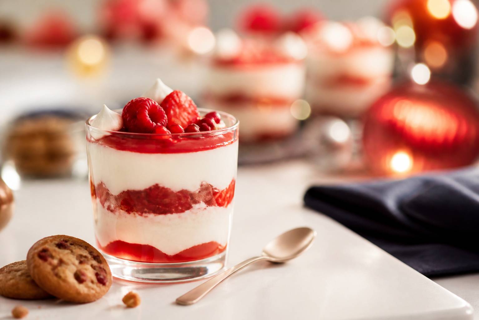 Verrine individuelle aux fruits rouges avec petite cuillère
