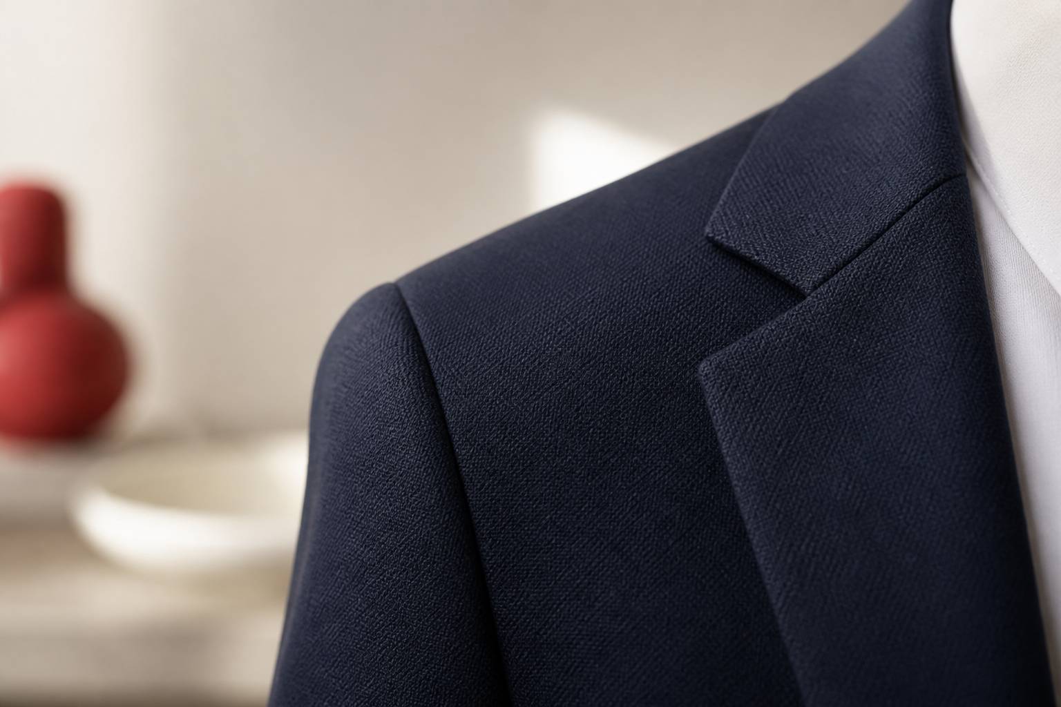 Détail de l'épaule et du revers d'un blazer en laine