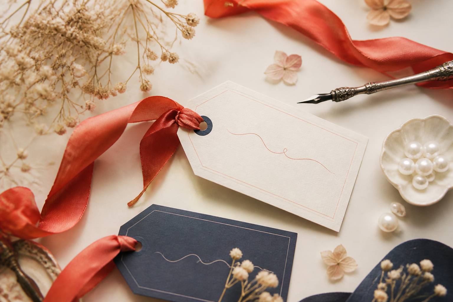 Étiquettes de calligraphie et plume ancienne en flat-lay